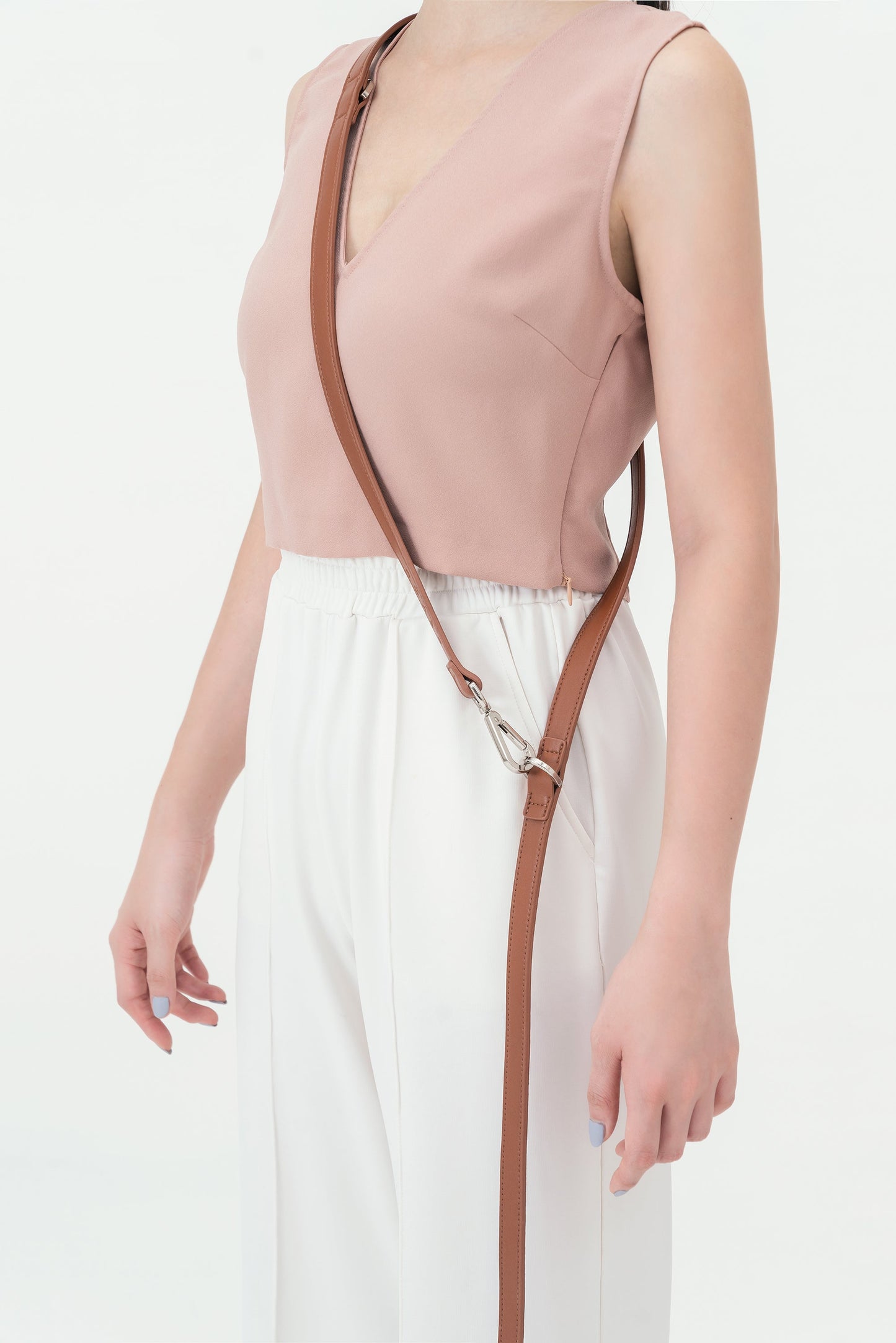 Woman wearing the dark green leash cross-body style for hands-free dog walking