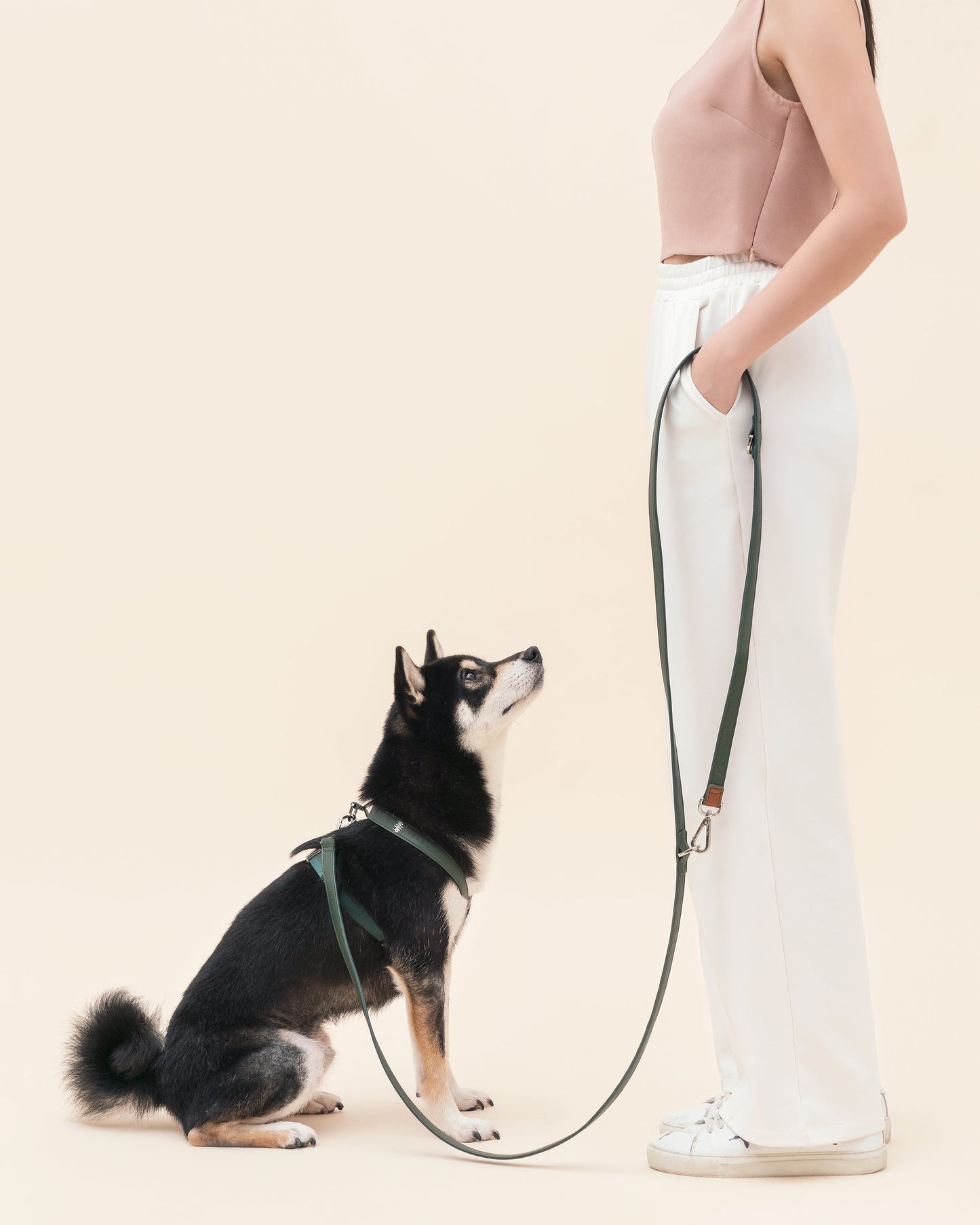 Woman wearing the navy blue leash cross-body style for hands-free dog walking